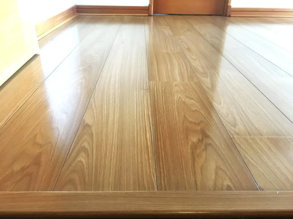 Piso flotante limpiado por empresa Aseo integral y desinfección